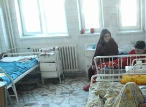 SĂNĂTATE / Pacienţii seropozitivi din Bucureşti şi mai multe judeţe, lăsaţi fără tratament