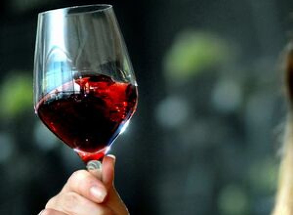 SĂNĂTATE / Vinul roşu ţine la distanţă mai multe boli