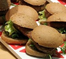 FAPT DIVERS / Cheeseburgerul a apărut ca urmare a unei greşeli de pregătire