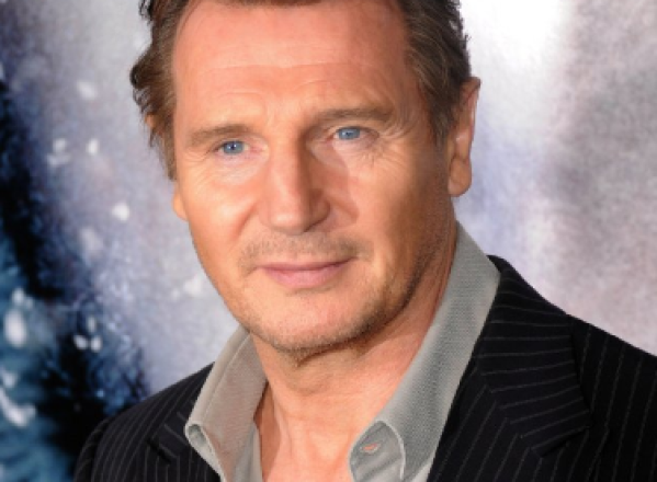 Liam Neeson calca haine intr-o curatatorie